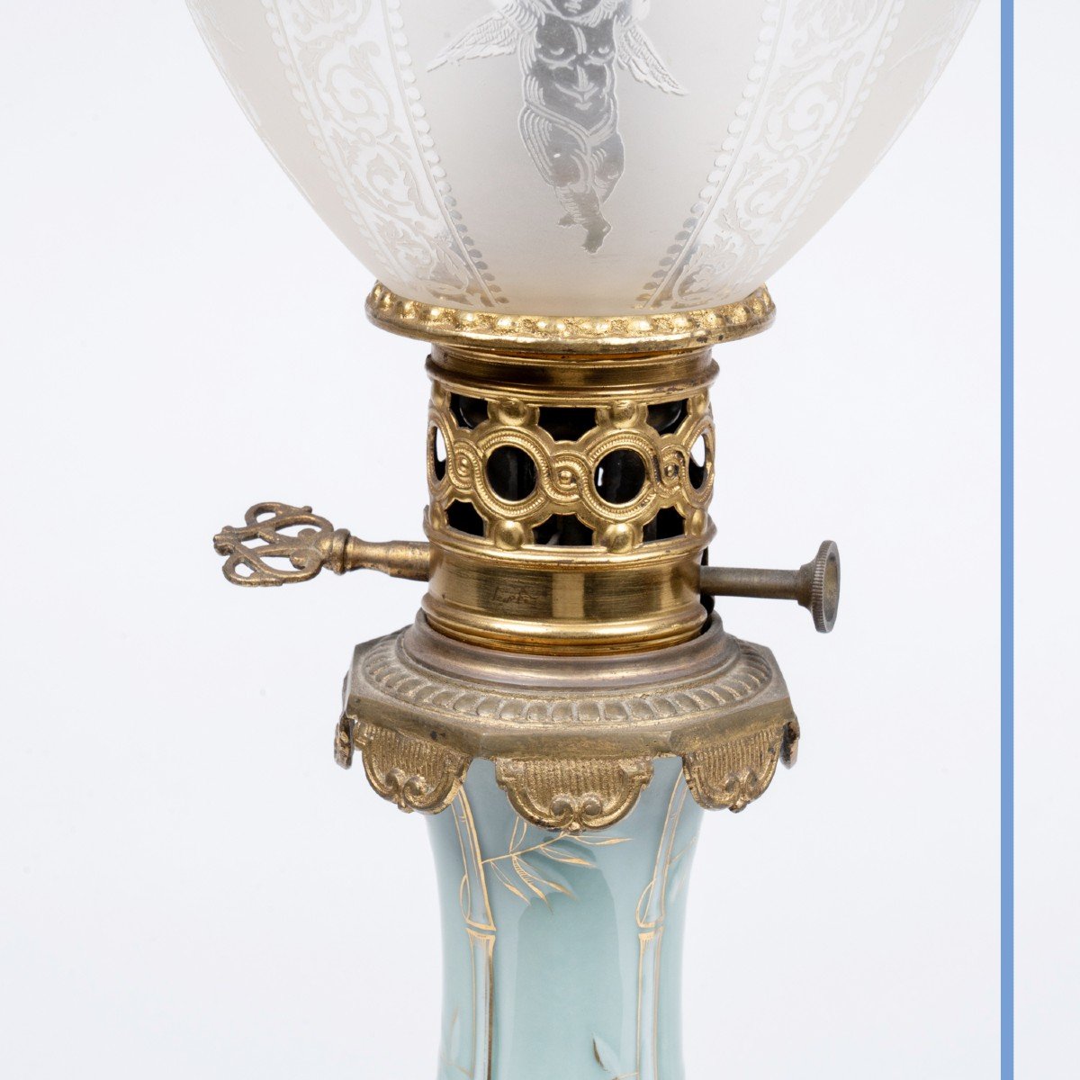 Paire de lampes à petrole en porcelaine céladon et bronze doré, XIXe-photo-4