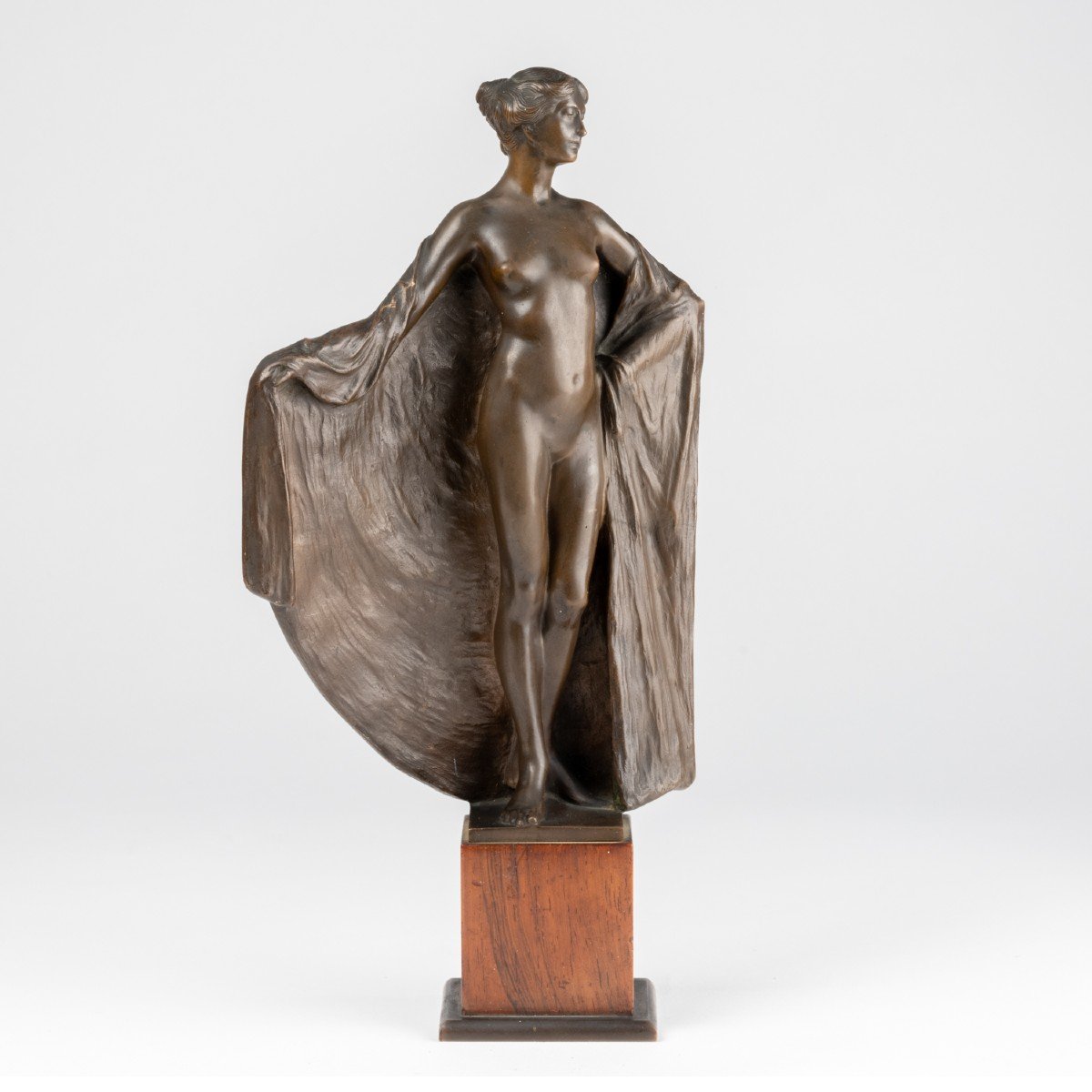Otto Hofner (1879-1946), Nue &agrave; la cape , sujet en bronze, XIXe