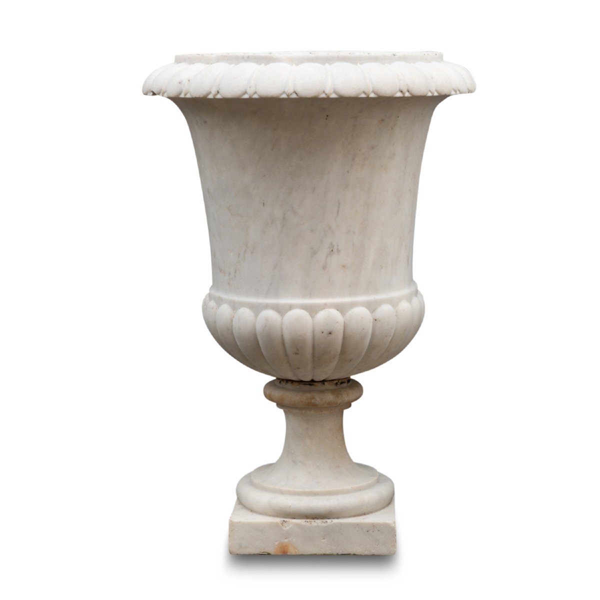Vase M&eacute;dicis en marbre de carrare orn&eacute; d'une frise de godrons, XVIIIe