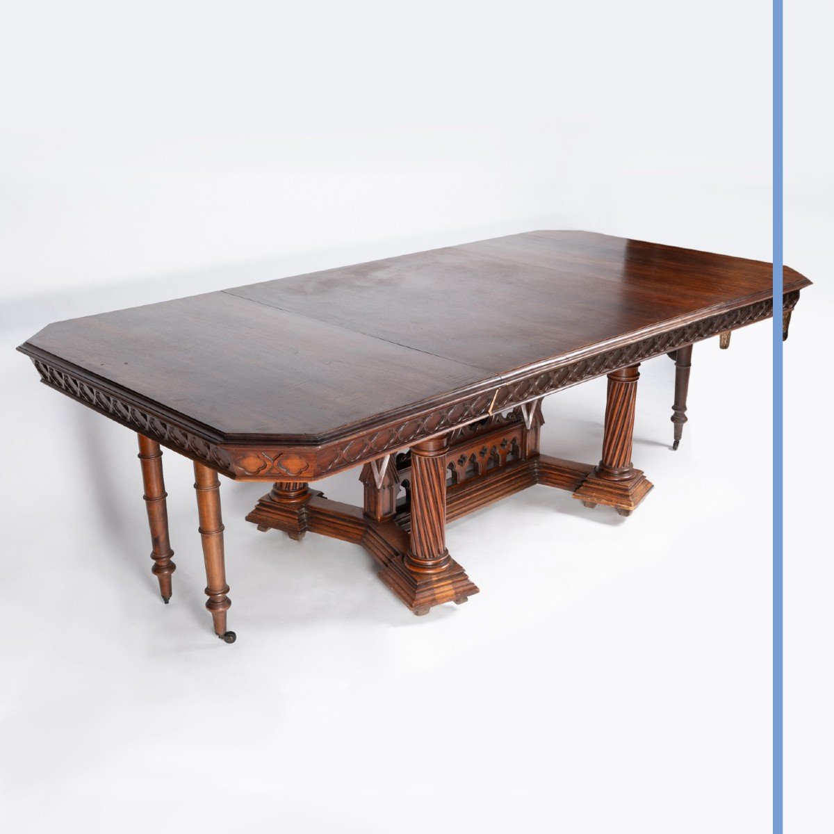 Table néo-gothique de forme rectangulaire en noyer sculpté, XIXe-photo-3
