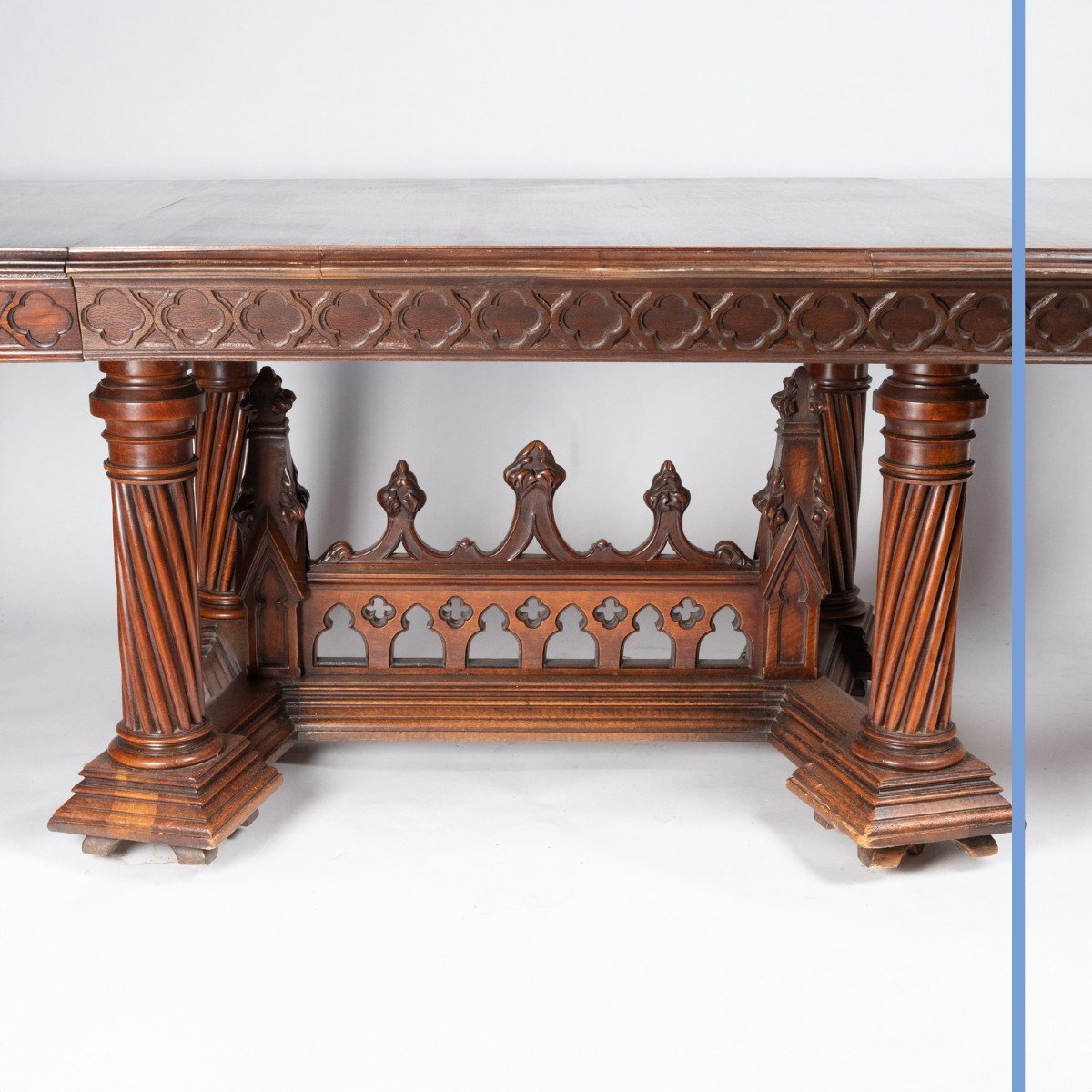 Table néo-gothique de forme rectangulaire en noyer sculpté, XIXe-photo-4