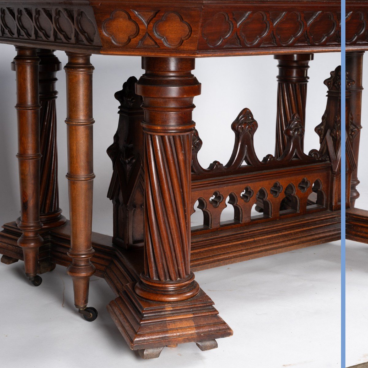 Table néo-gothique de forme rectangulaire en noyer sculpté, XIXe-photo-1