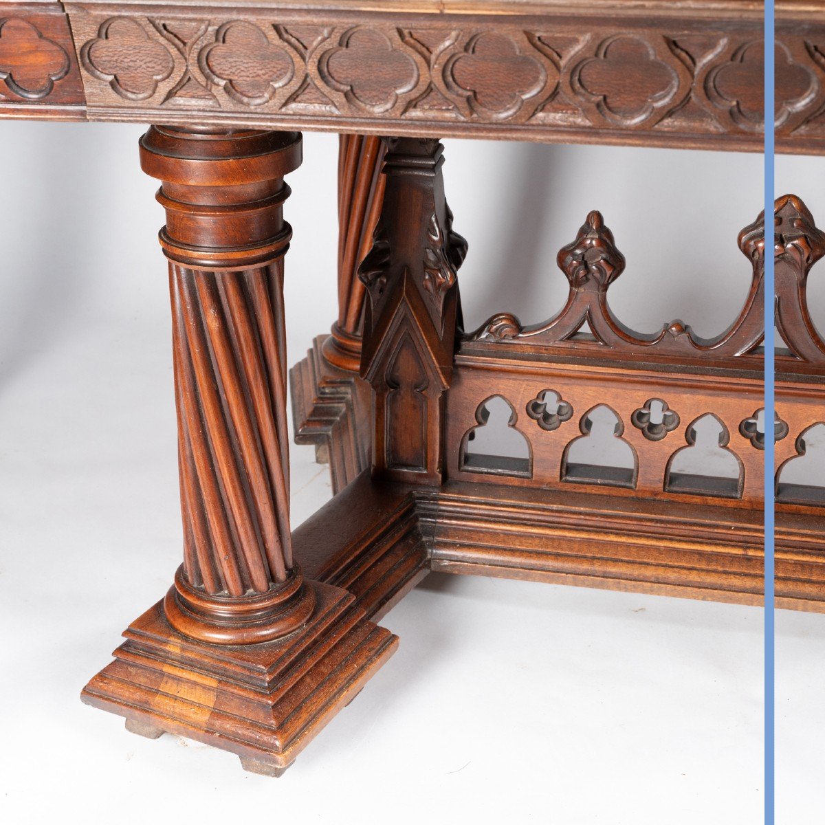 Table néo-gothique de forme rectangulaire en noyer sculpté, XIXe-photo-2