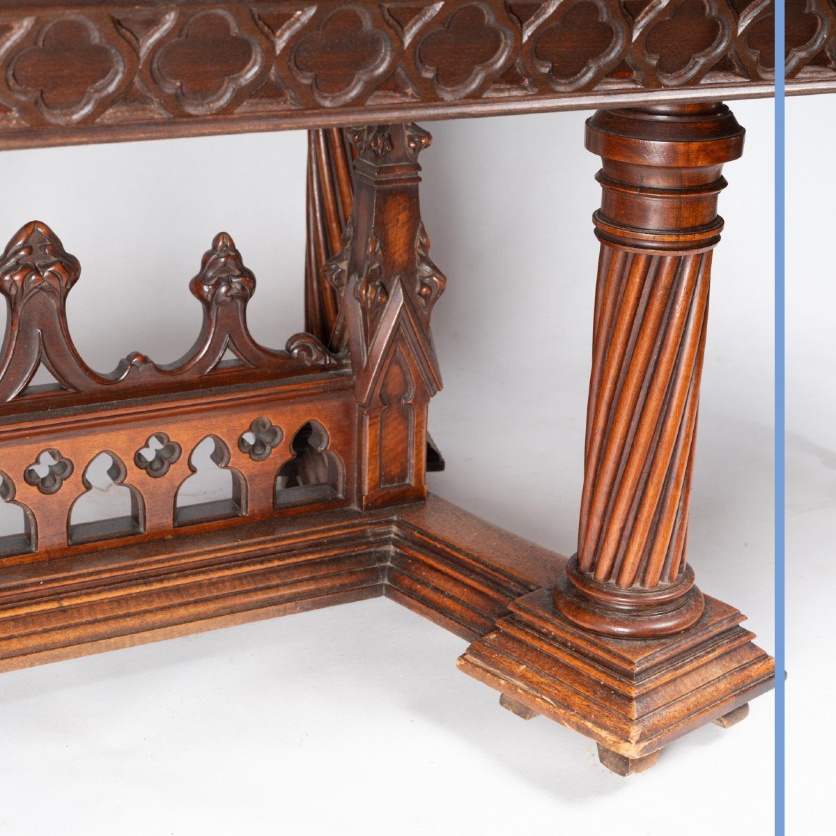 Table néo-gothique de forme rectangulaire en noyer sculpté, XIXe-photo-3