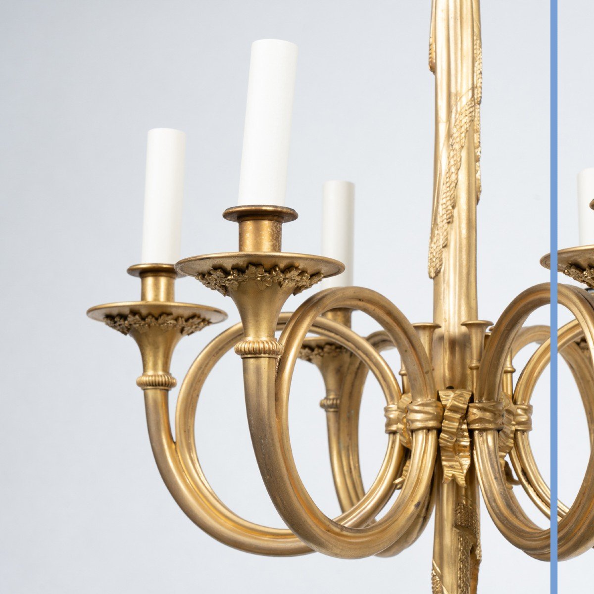 lustre à décor de cors de chasse à six bras de lumière en bronze doré, XIXe-photo-1