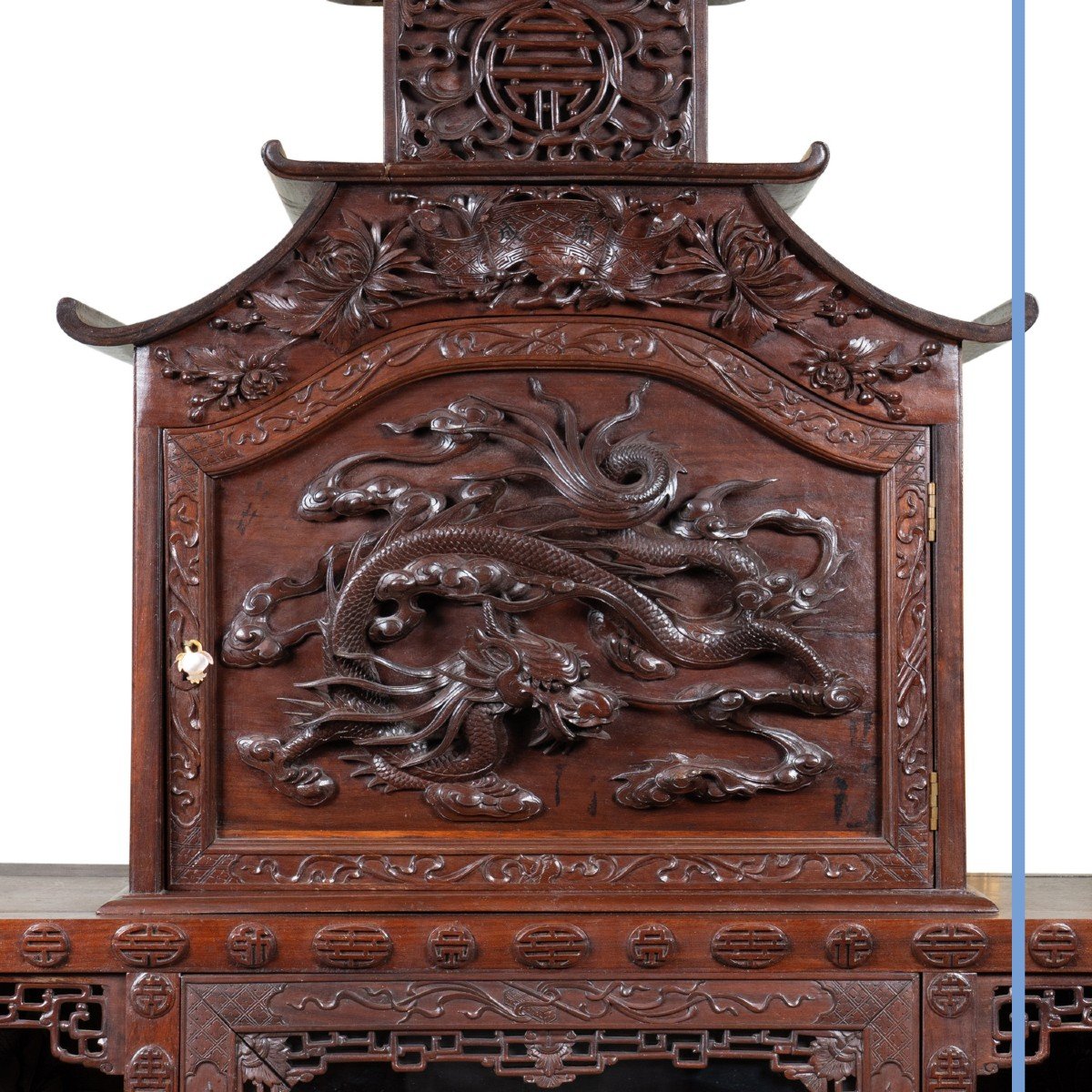 Cabinet Temple en bois exotique richement sculpt&eacute; de dragons, Vietnam, XIXe-photo-4