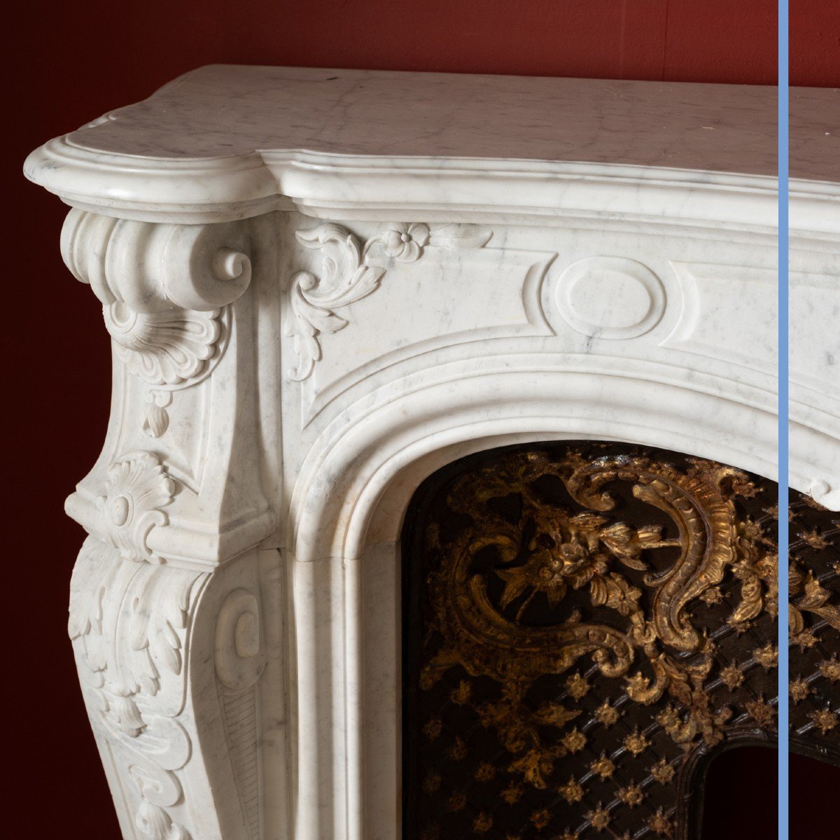 Chemin&eacute;e de style Louis XV en marbre de carrare et contre-coeur en fonte r&eacute;hauss&eacute;e d&#039;or, XIXe-photo-3