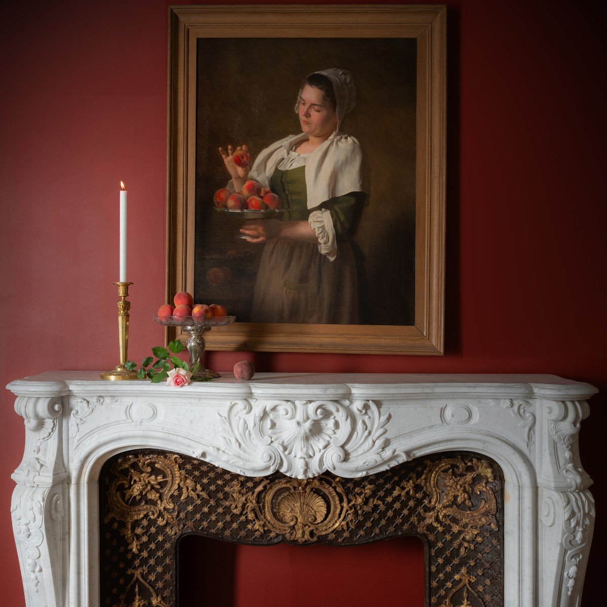 Chemin&eacute;e de style Louis XV en marbre de carrare et contre-coeur en fonte r&eacute;hauss&eacute;e d&#039;or, XIXe-photo-3