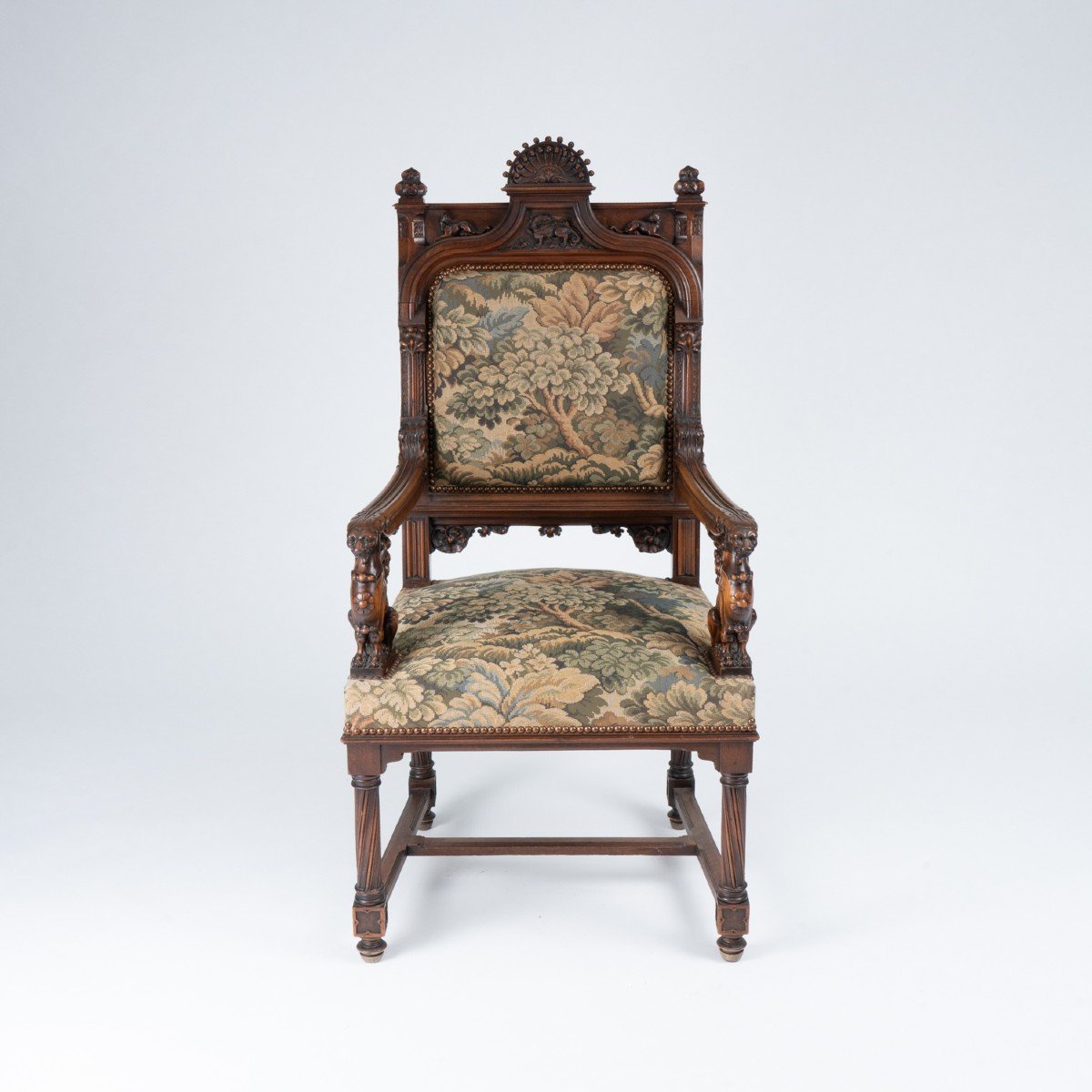 Fauteuil de bureau en noyer sculpté, XIXe