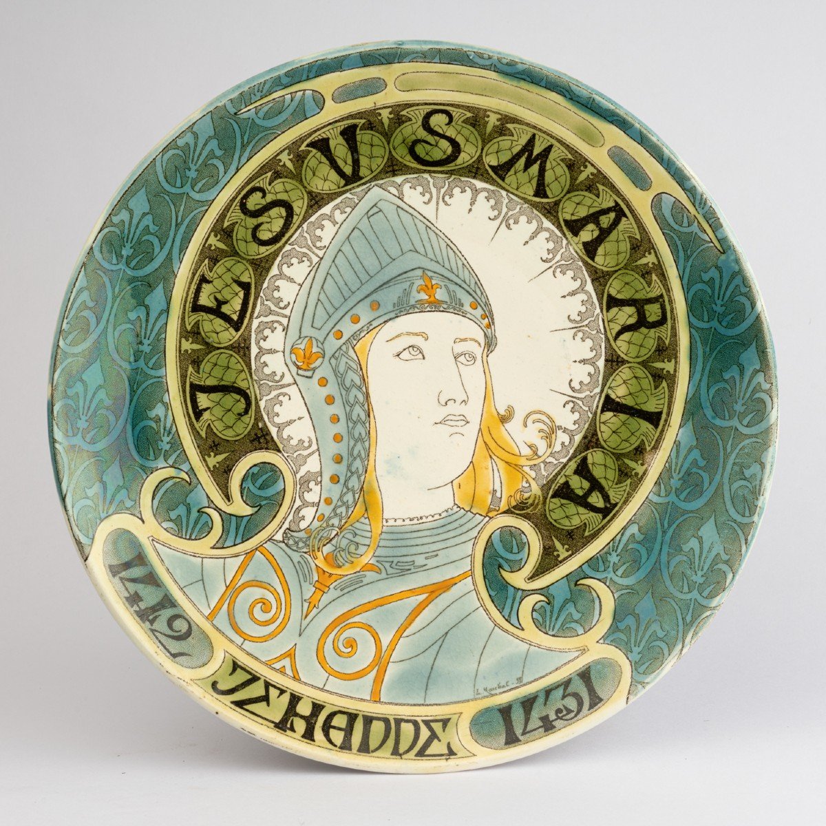 Luneville Keller et Guerin, Jeanne d&#039;Arc, assiette en fa&iuml;ence fine &agrave; d&eacute;cor polychrome, XXe
