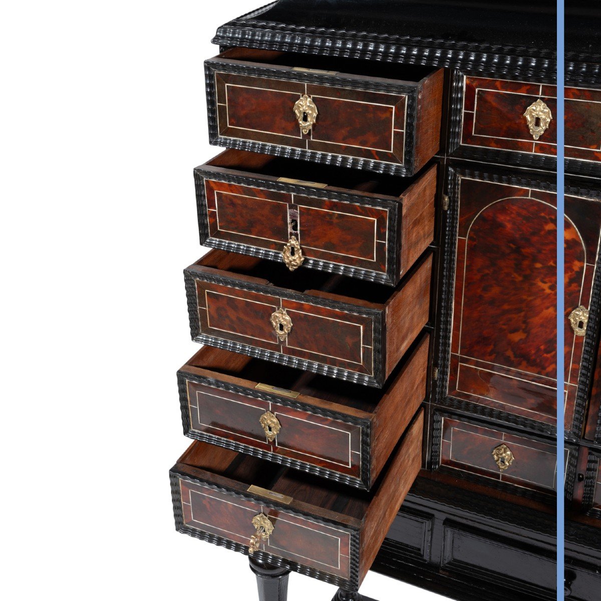 Cabinet en &eacute;caille de tortue, &eacute;b&egrave;ne et bronze dor&eacute;, XVIIIe-photo-2