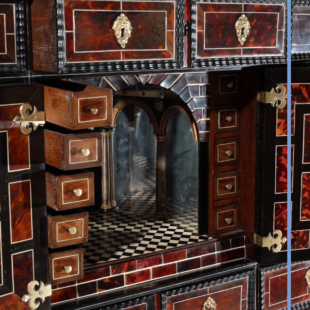Cabinet en &eacute;caille de tortue, &eacute;b&egrave;ne et bronze dor&eacute;, XVIIIe-photo-3