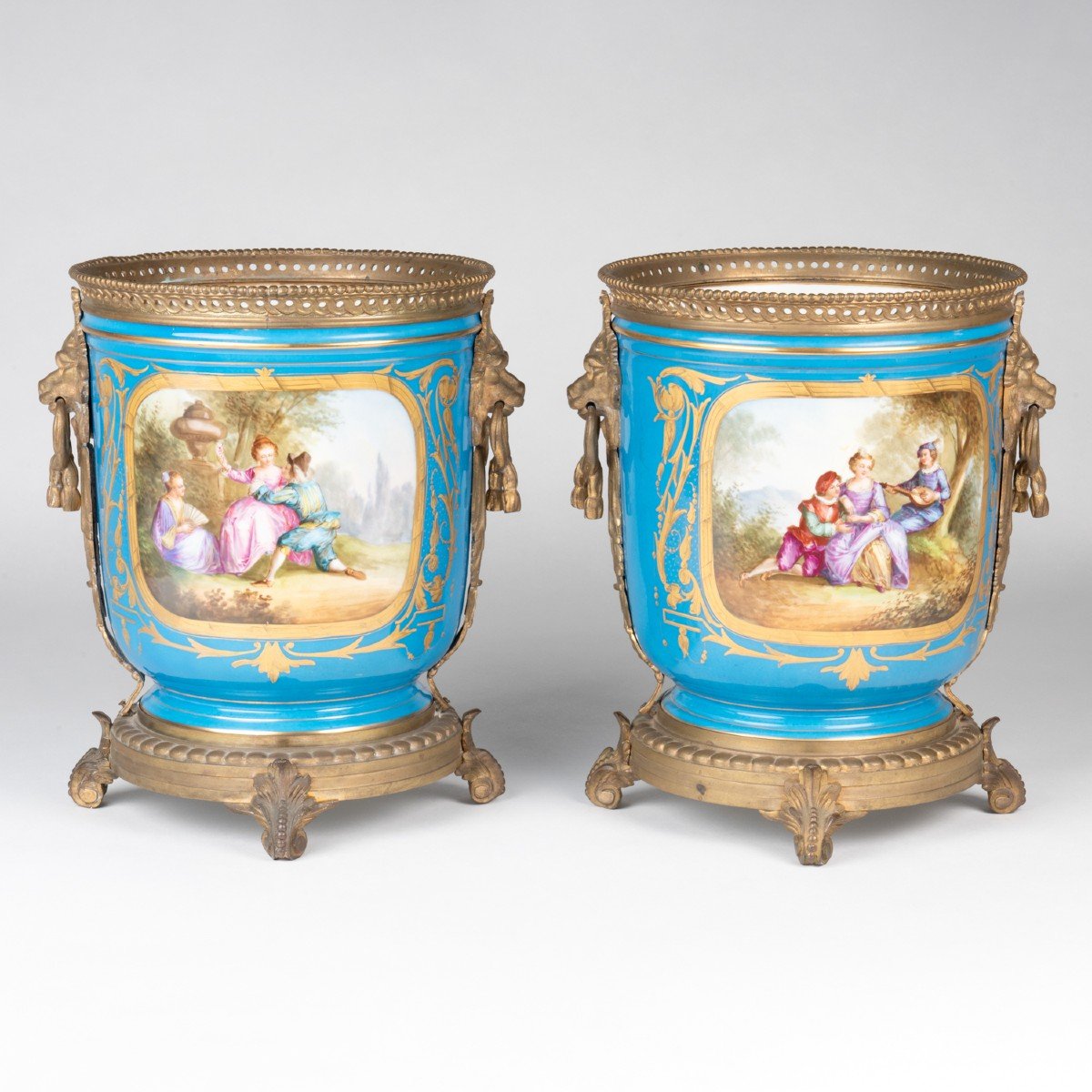 Dans le goût de la Manufacture de Sèvres, paire de cache-pots en porcelaine, XIXe