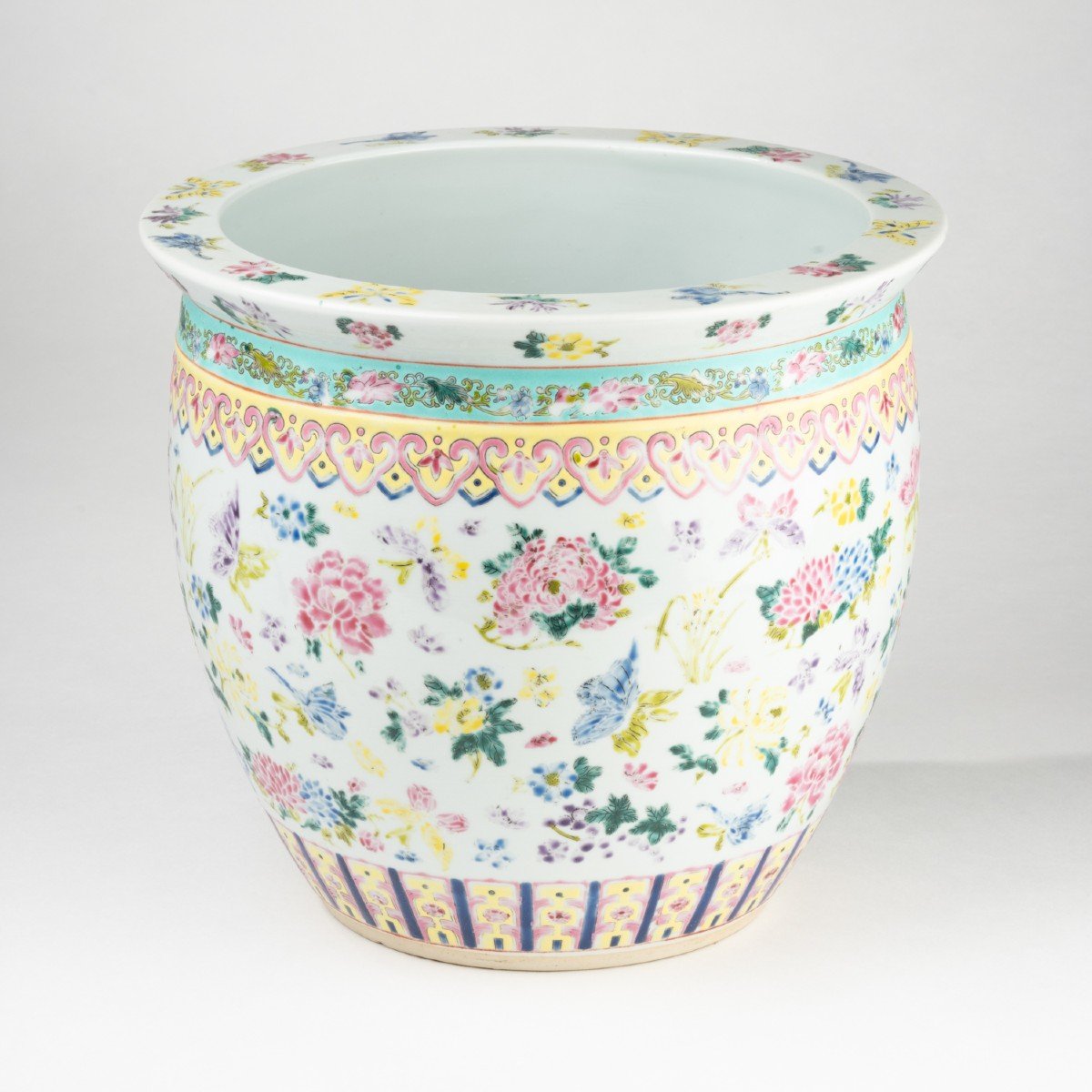 Cache-Pot en porcelaine &agrave; d&eacute;cor floral, Asie, XXe