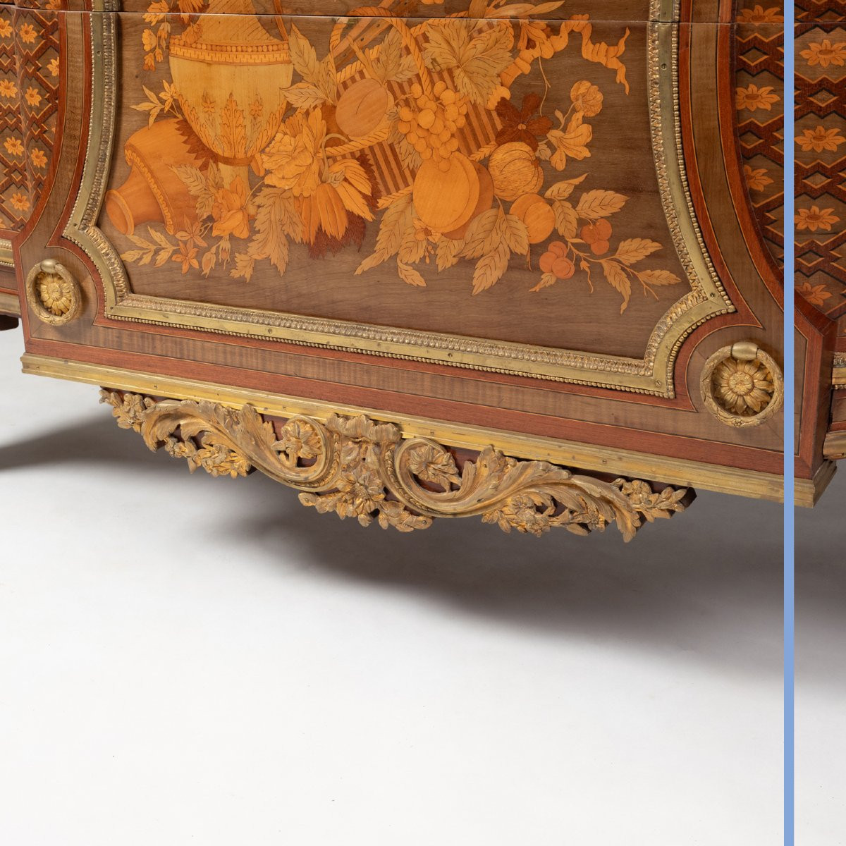 Commode en marqueterie de bois précieux, bronze doré et marbre Campan, XIXe-photo-6