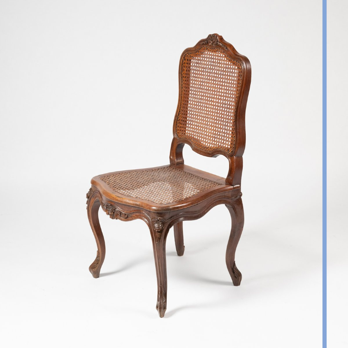 Série de 18 chaises en noyer sculpté et cannée, XIXe-photo-1