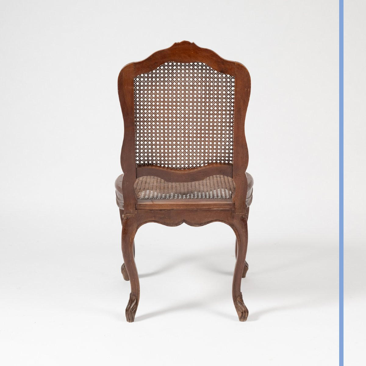 Série de 18 chaises en noyer sculpté et cannée, XIXe-photo-2