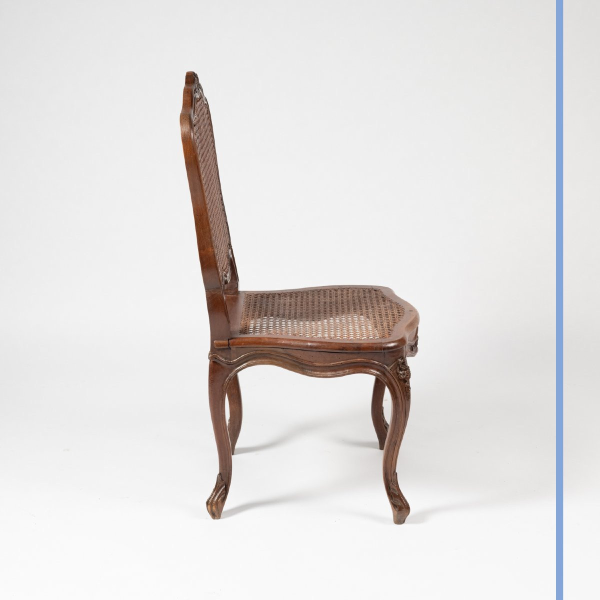 Série de 18 chaises en noyer sculpté et cannée, XIXe-photo-3