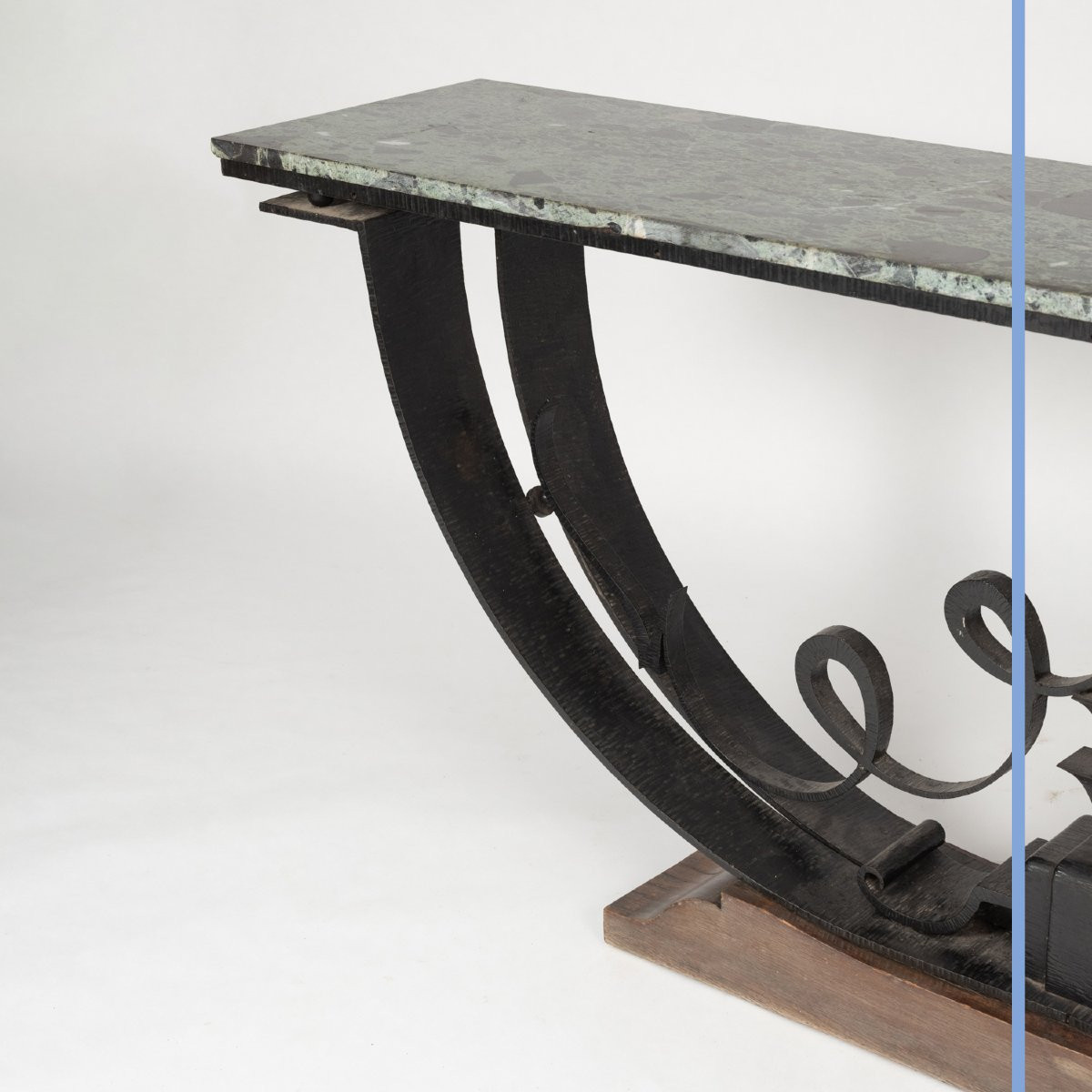 Console d'époque Art Déco en fer martelé et dessus de marbre, XXe-photo-4