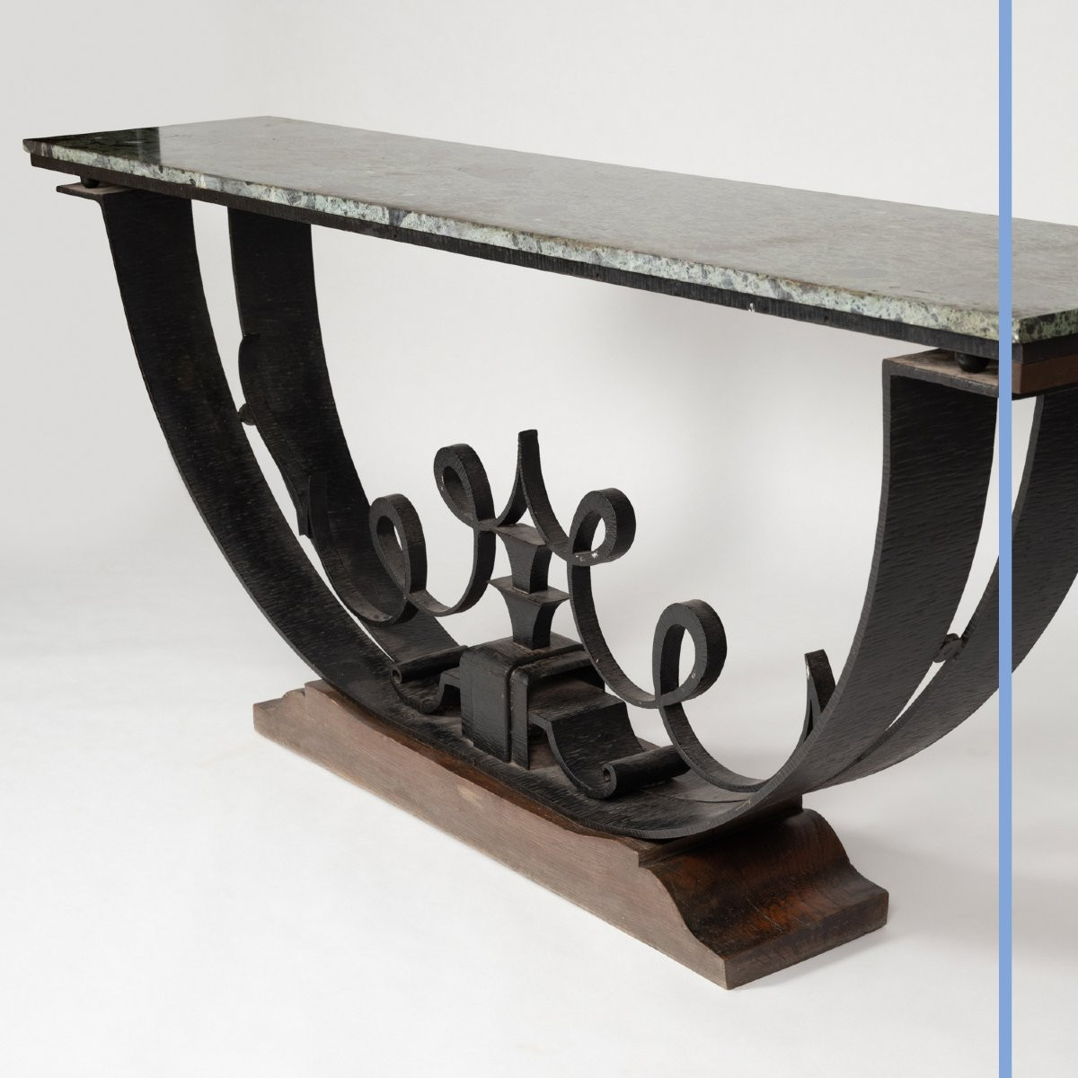 Console d'époque Art Déco en fer martelé et dessus de marbre, XXe-photo-1