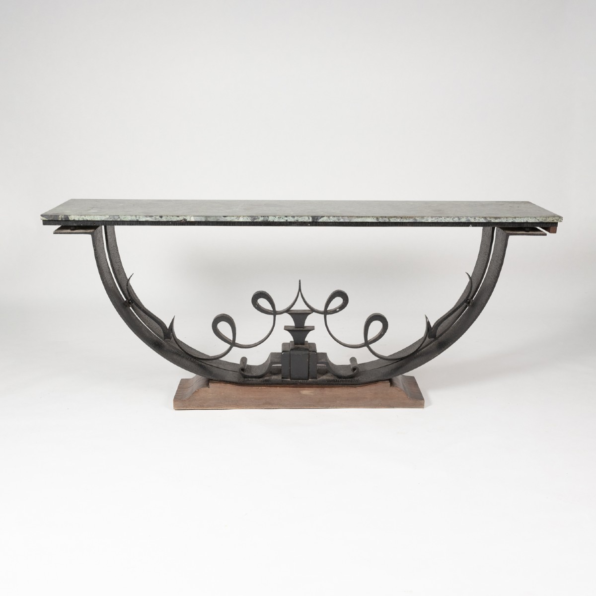 Console d'époque Art Déco en fer martelé et dessus de marbre, XXe
