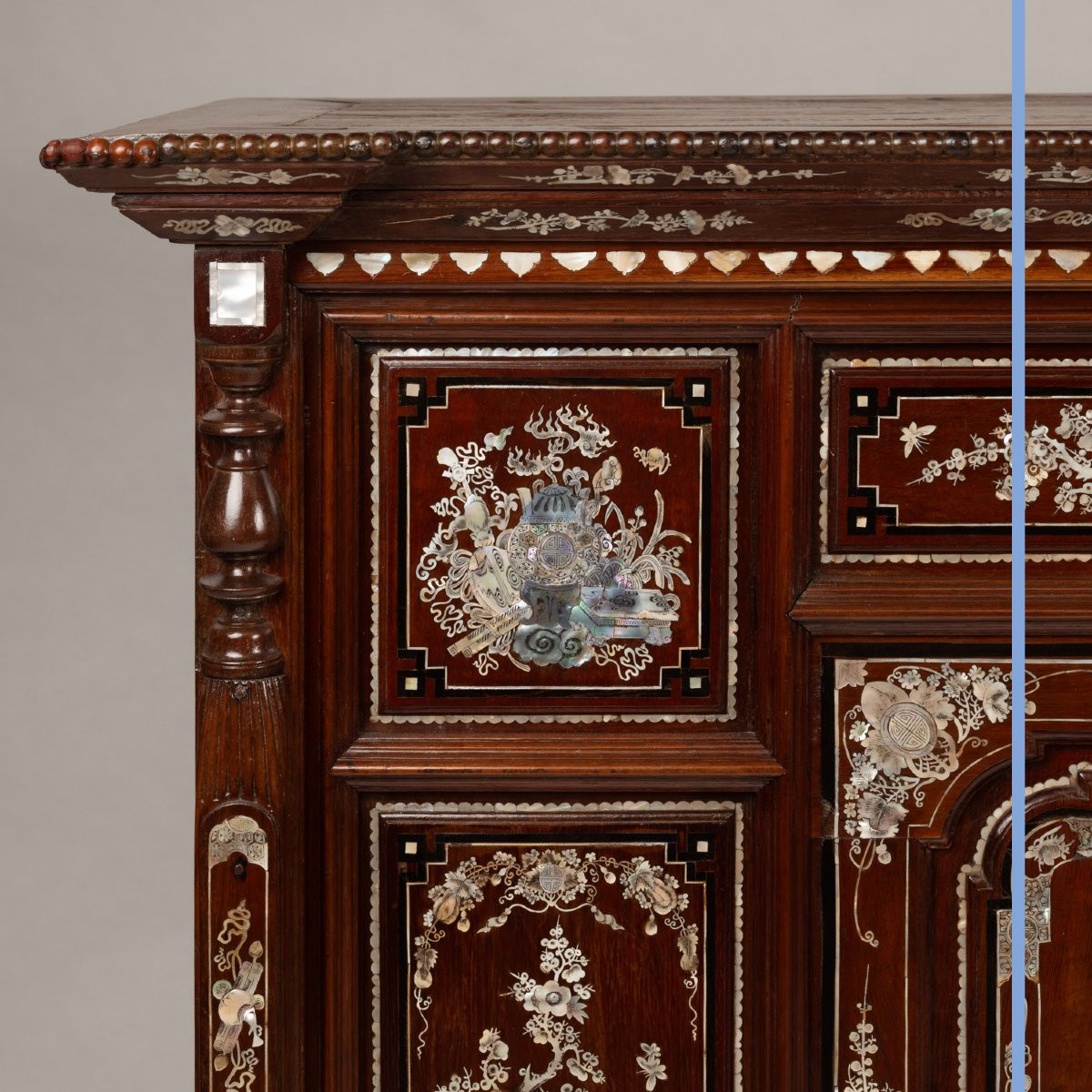 Cabinet Indochinois en bois exotique et marqueterie de nacre gravé, XXe-photo-5