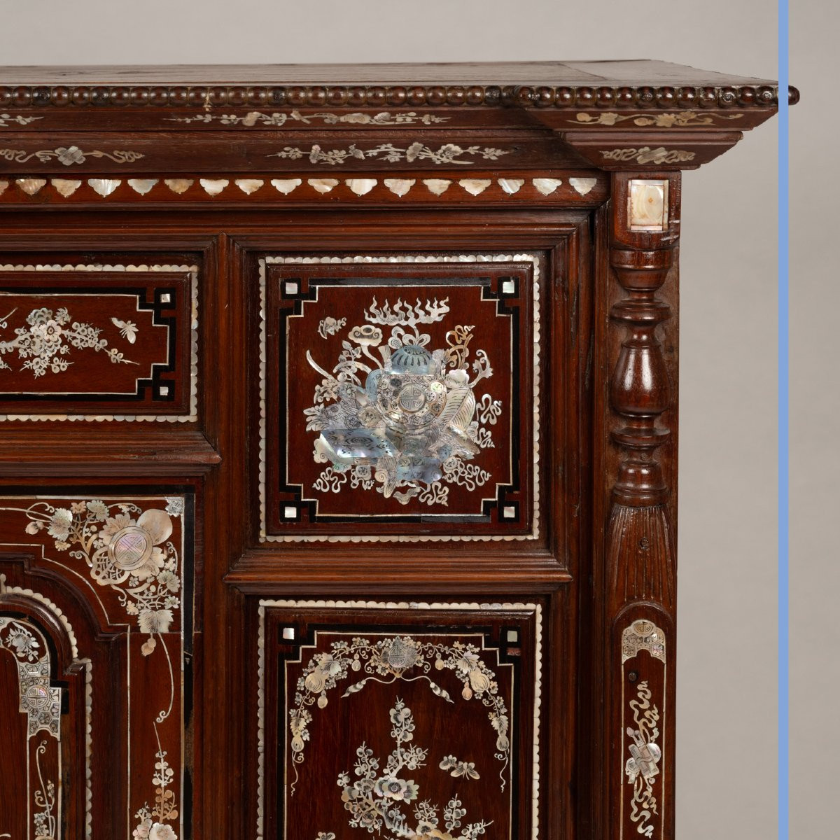 Cabinet Indochinois en bois exotique et marqueterie de nacre gravé, XXe-photo-7