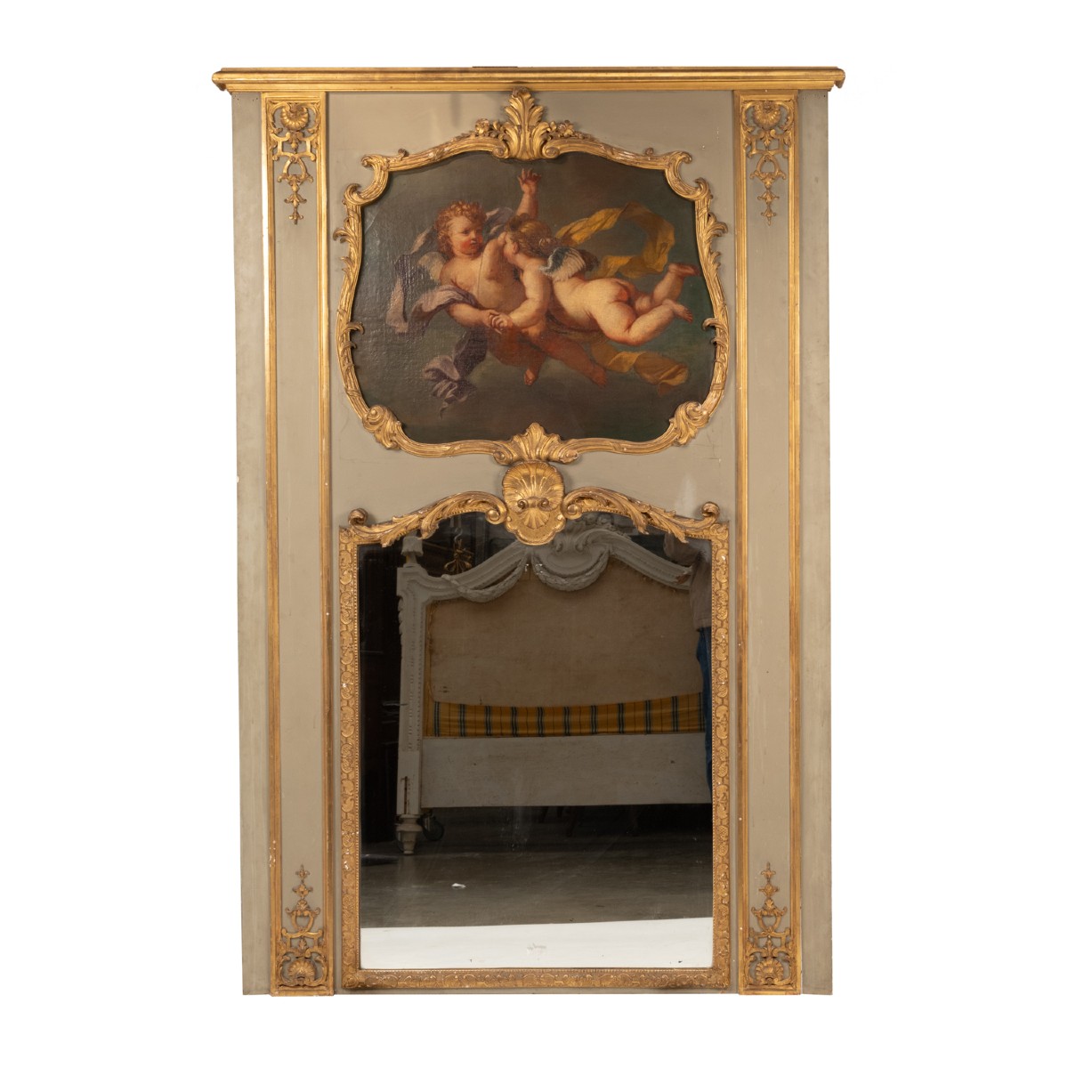 Trumeau de style Louis XV en bois laqué et doré, huile sur toile aux angelots, XIXe