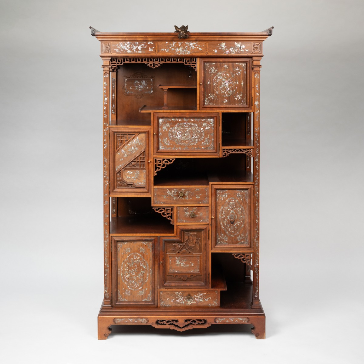 Gabriel Viardot (1830 - 1906), cabinet en bois exotique et nacre, XIXe