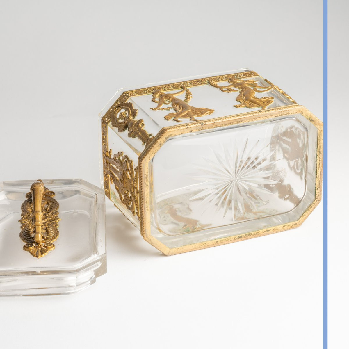 Boîte à biscuits de style Empire en cristal taillé et laiton, XIXe-photo-3