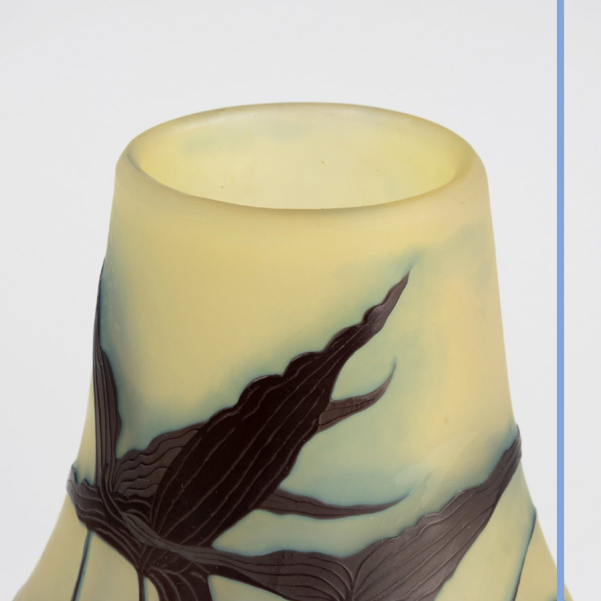 Emile Gallé (1846-1904), vase en verre multicouche à décor de nénuphars, XIXe-photo-1