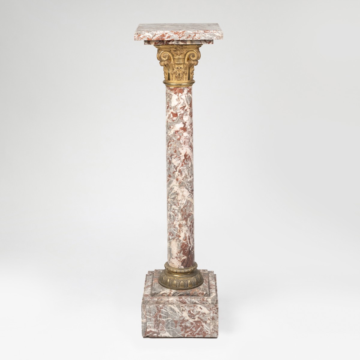 Colonne en marbre rouge veiné blanc orné de bronze doré, XXe