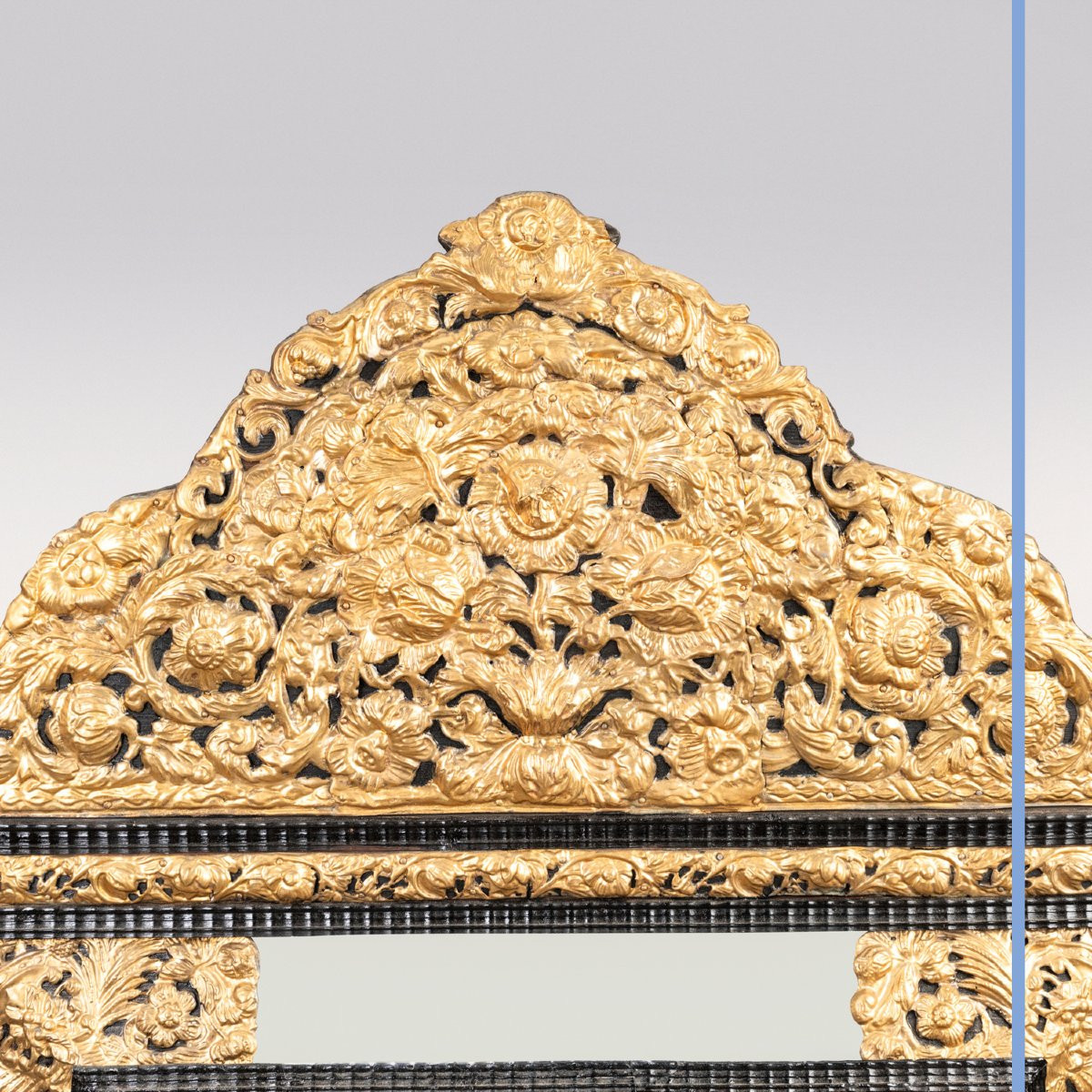 Miroir à parcloses en laiton repoussé et bois noirci, XIXe-photo-2