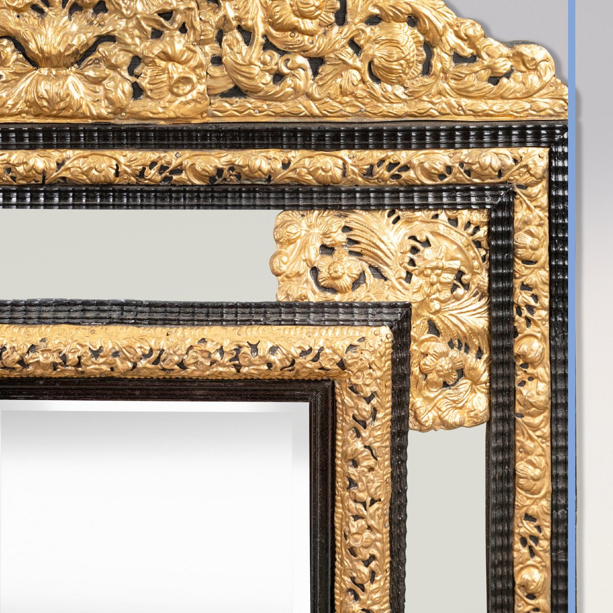 Miroir à parcloses en laiton repoussé et bois noirci, XIXe-photo-4
