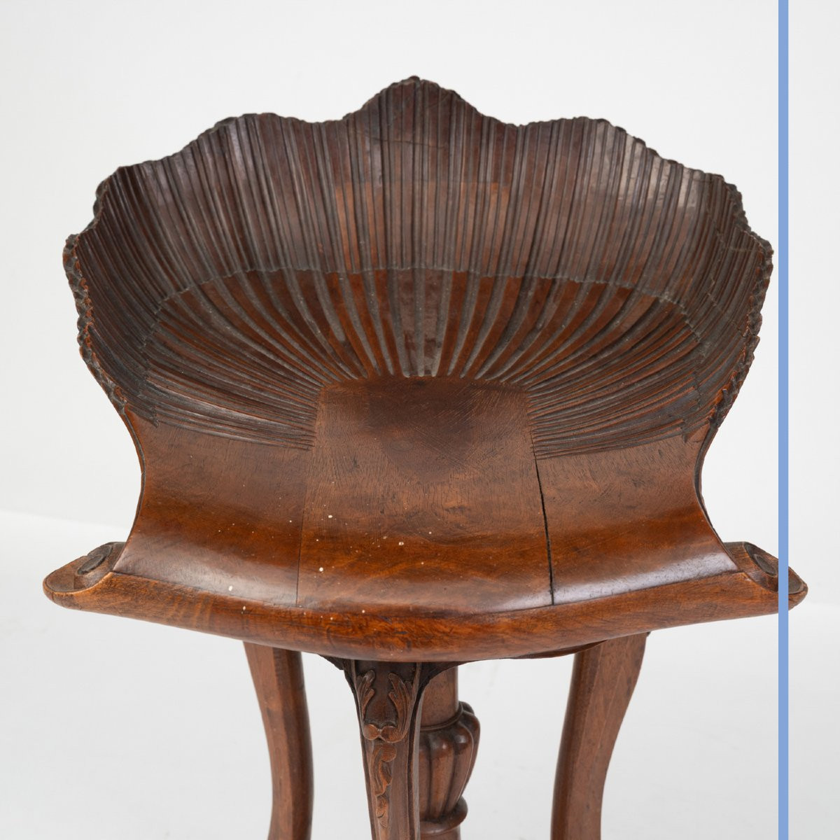Chaise de harpiste en noyer sculpté d'une coquille, XIXe-photo-3