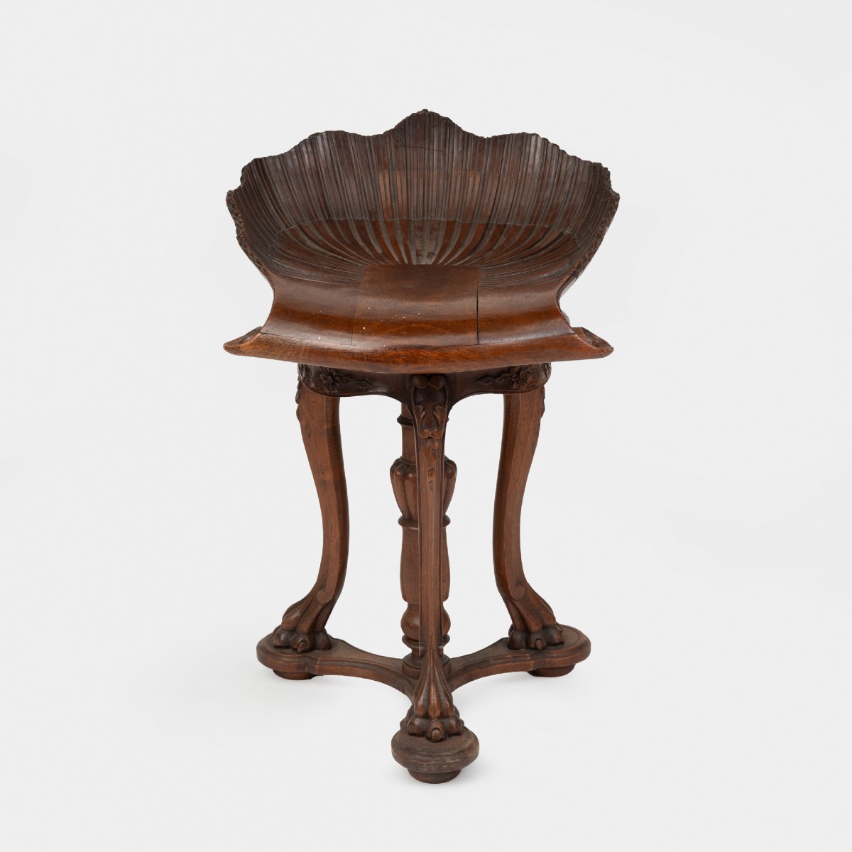 Chaise de harpiste en noyer sculpté d'une coquille, XIXe