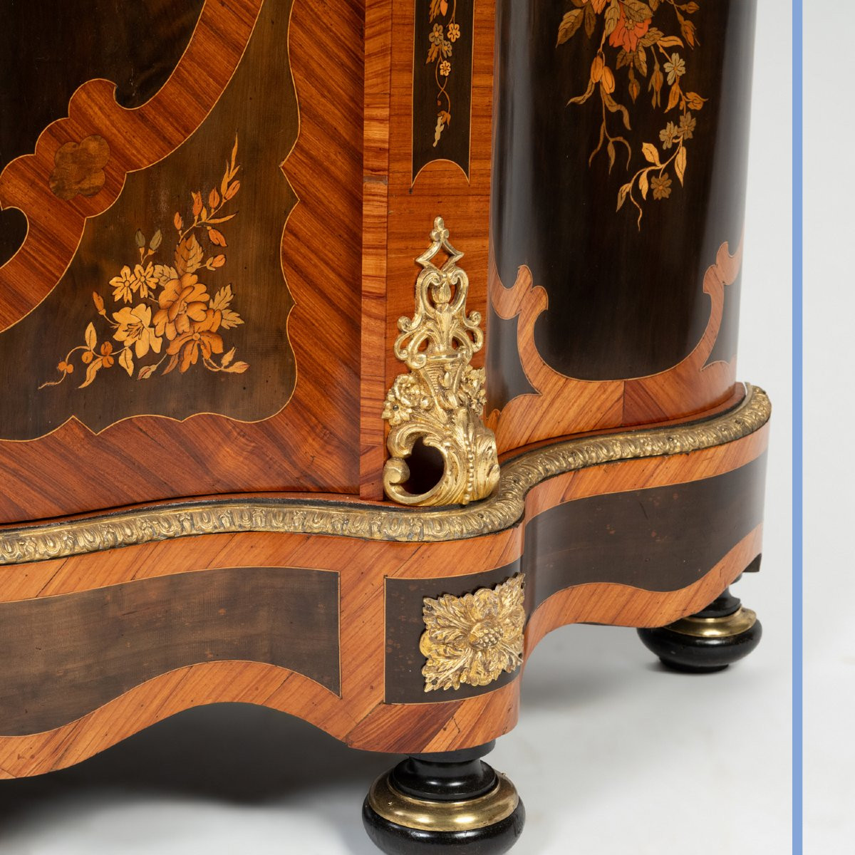 Meuble à hauteur d'appui en marqueterie de bois précieux, XIXe-photo-8