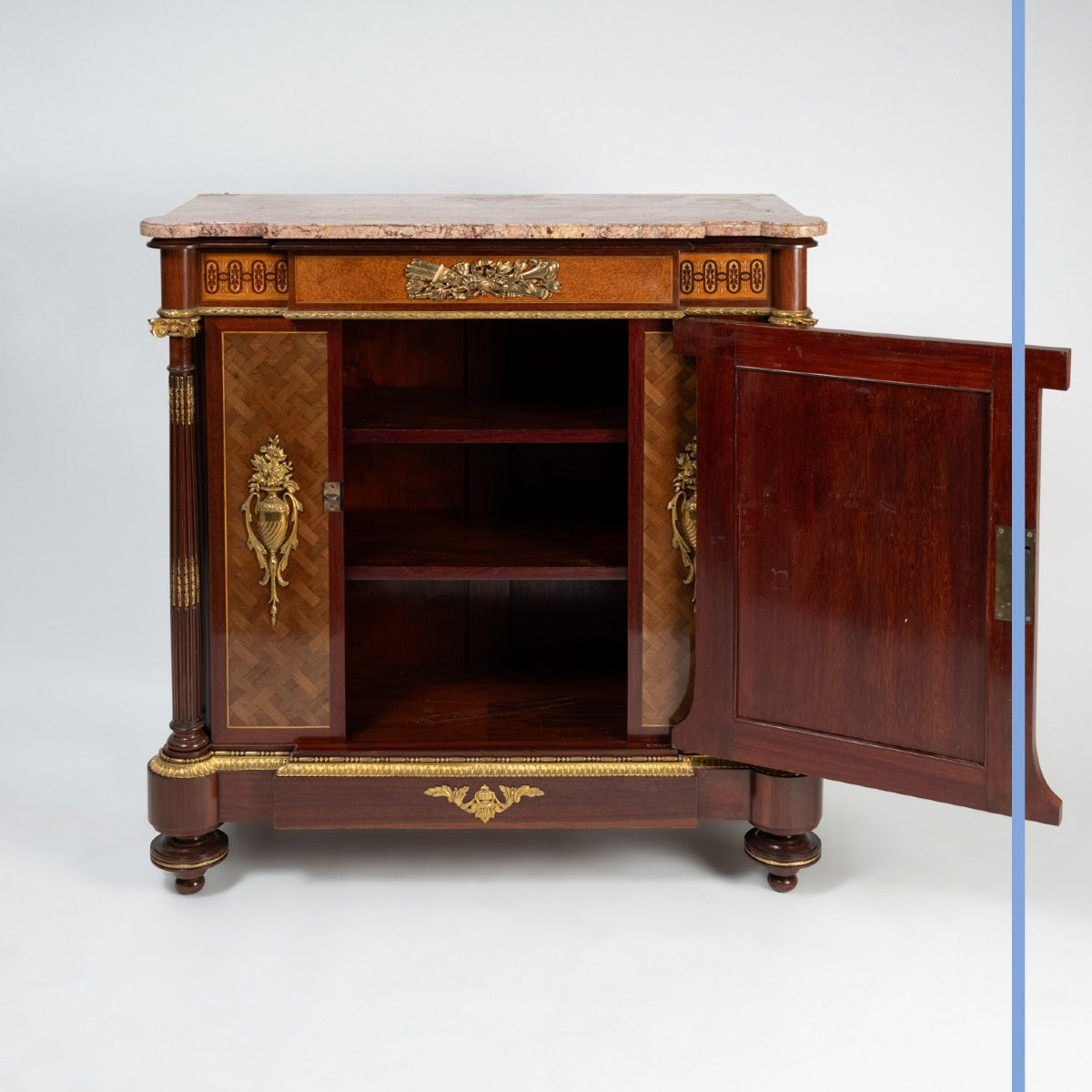 Meuble à hauteur d'appui marqueté aux vases en bronze doré, XIXe-photo-2
