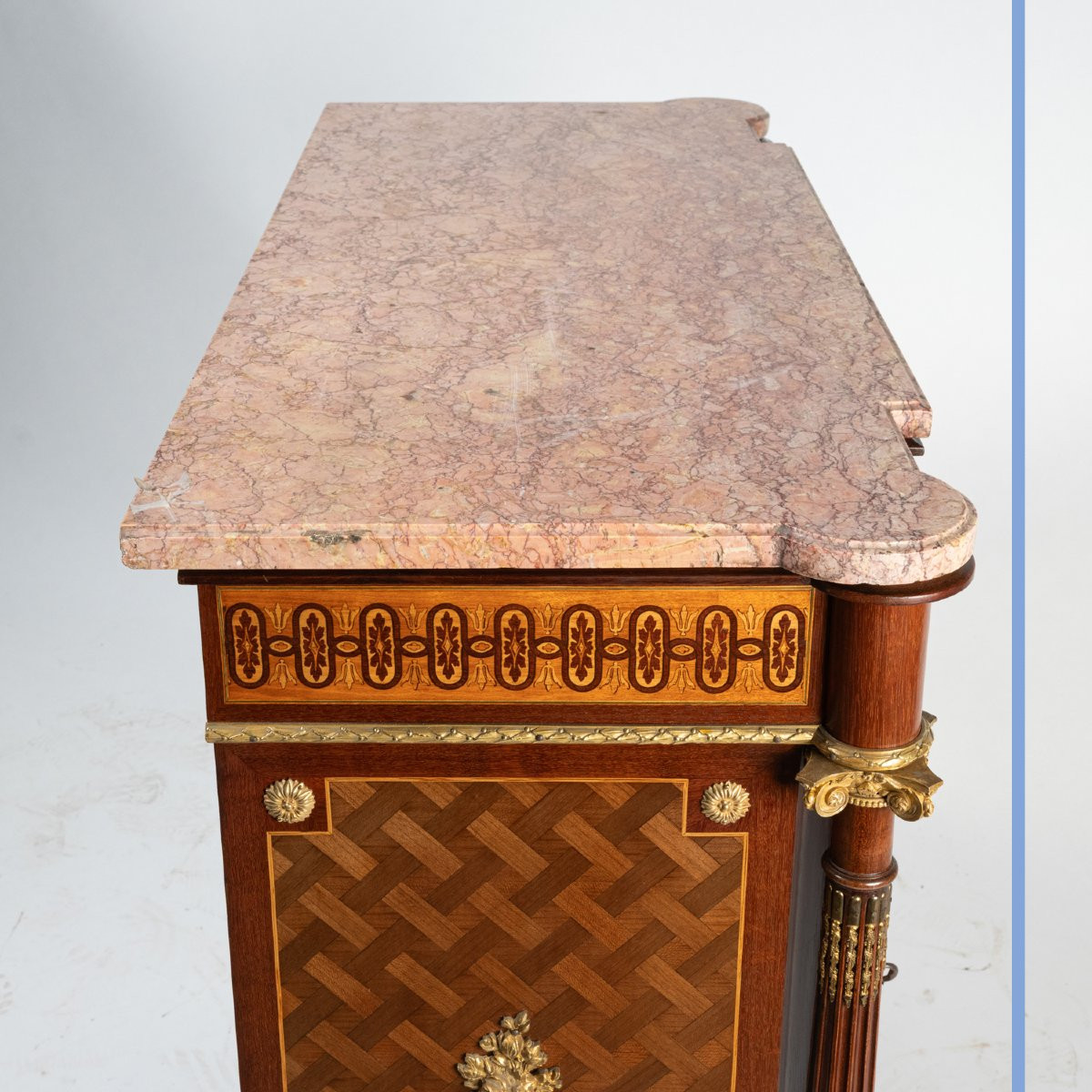 Meuble à hauteur d'appui marqueté aux vases en bronze doré, XIXe-photo-3