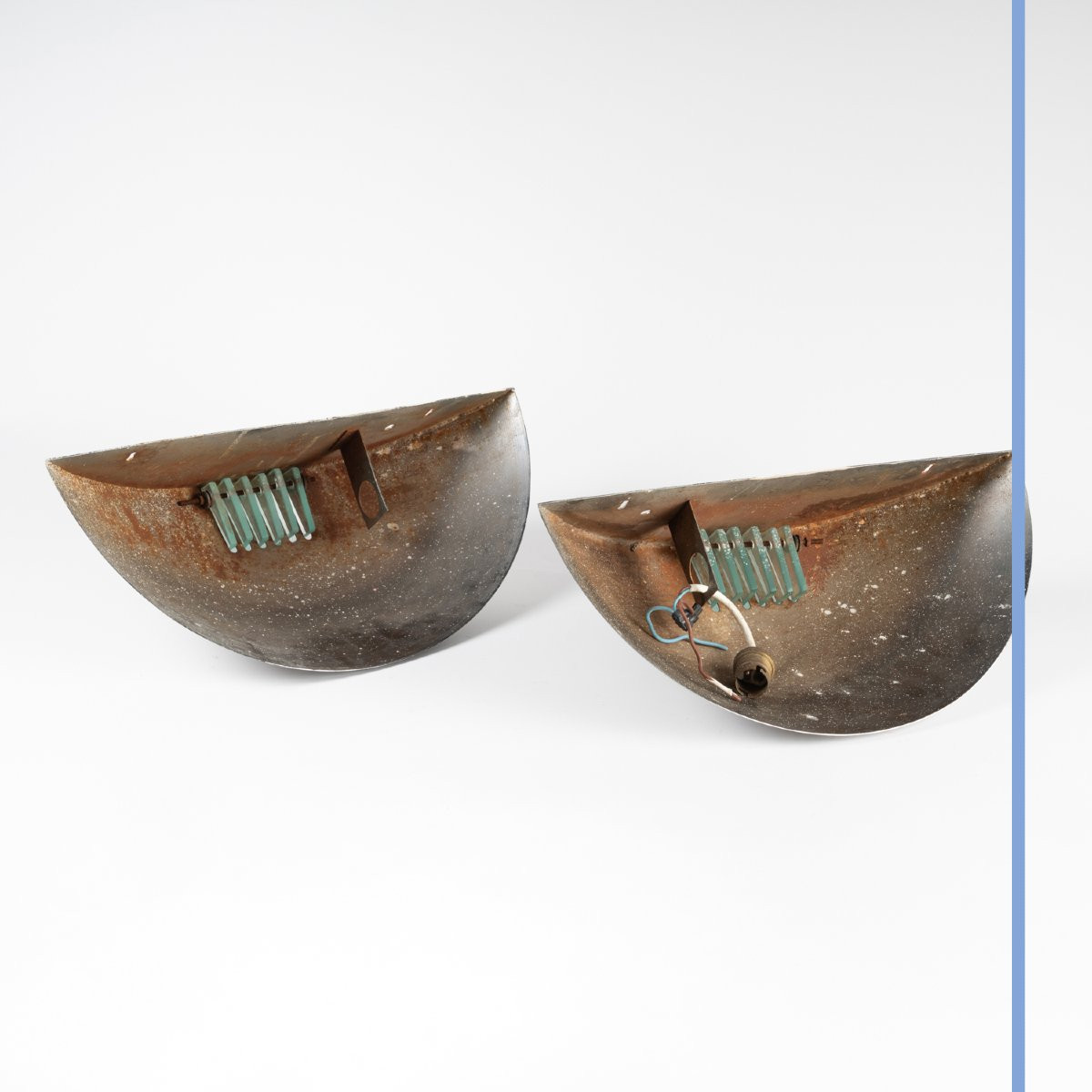 In The Style Of Jean Perzel (1892-1986), A Pair Of Metal And Glass Wall Sconces, 20th Century-photo-1