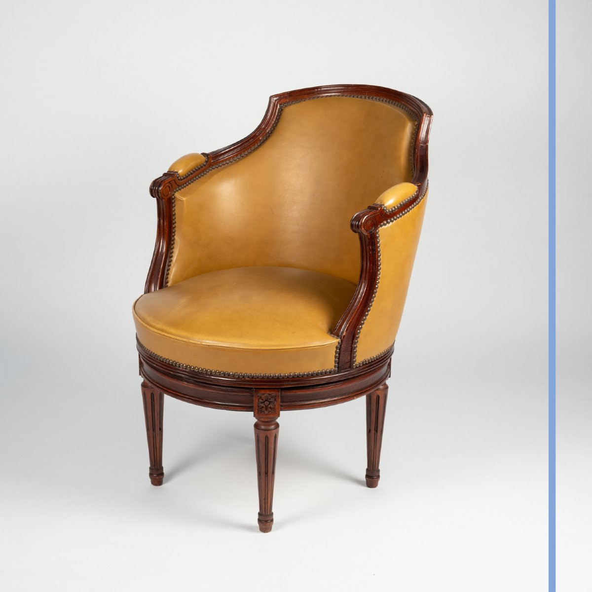 Fauteuil de bureau tournant de style Louis XVI en bois teinté acajou, XXe-photo-2