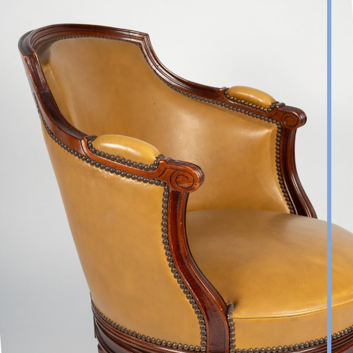 Fauteuil de bureau tournant de style Louis XVI en bois teinté acajou, XXe-photo-2