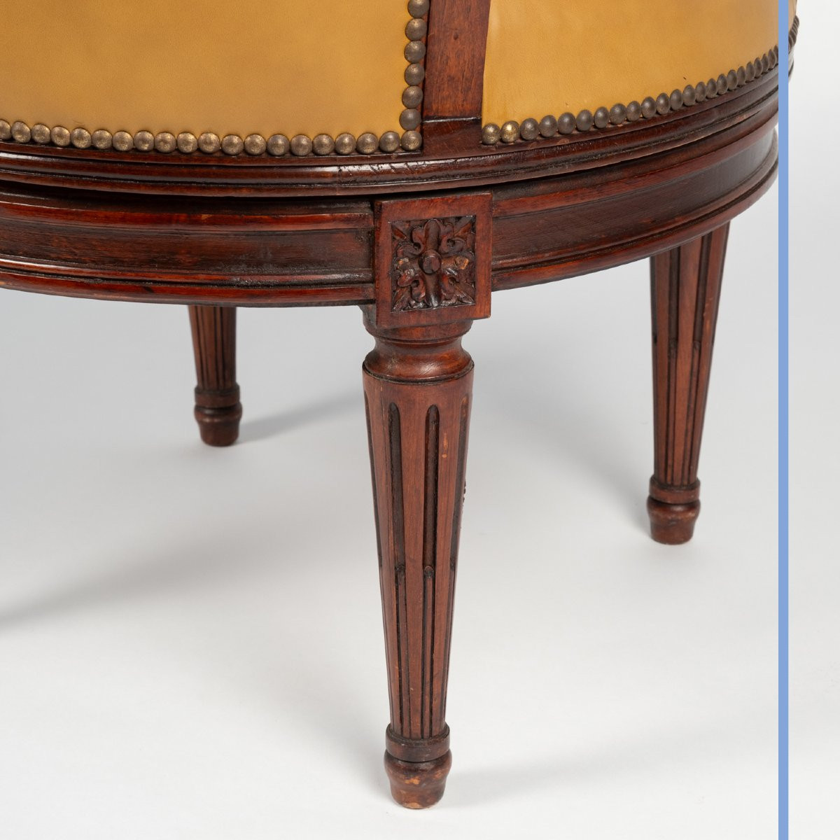 Fauteuil de bureau tournant de style Louis XVI en bois teinté acajou, XXe-photo-4