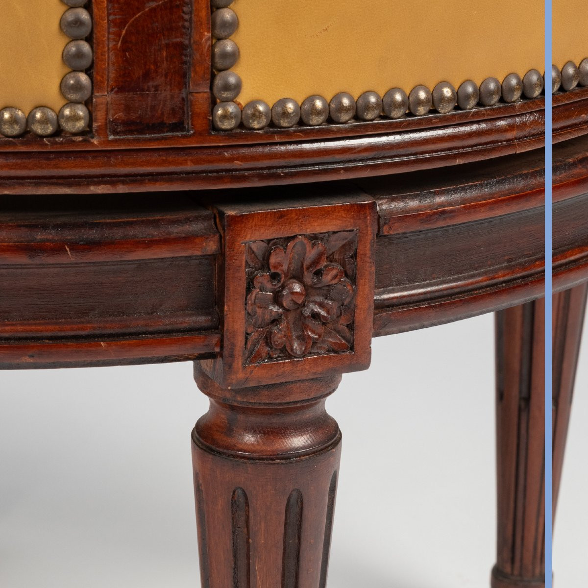 Fauteuil de bureau tournant de style Louis XVI en bois teinté acajou, XXe-photo-5