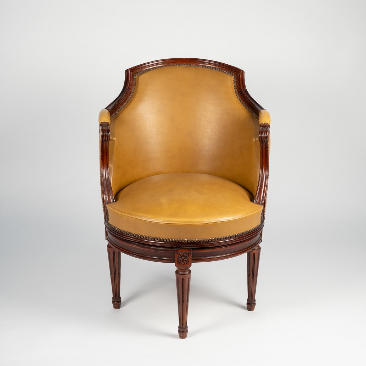 Fauteuil de bureau tournant de style Louis XVI en bois teinté acajou, XXe