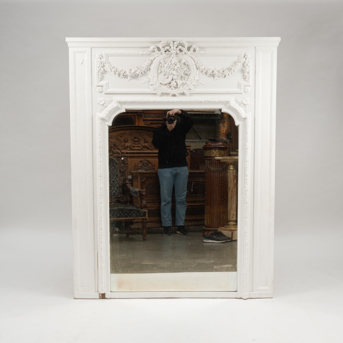 Trumeau de style Louis XVI en bois laqué blanc, XIXe