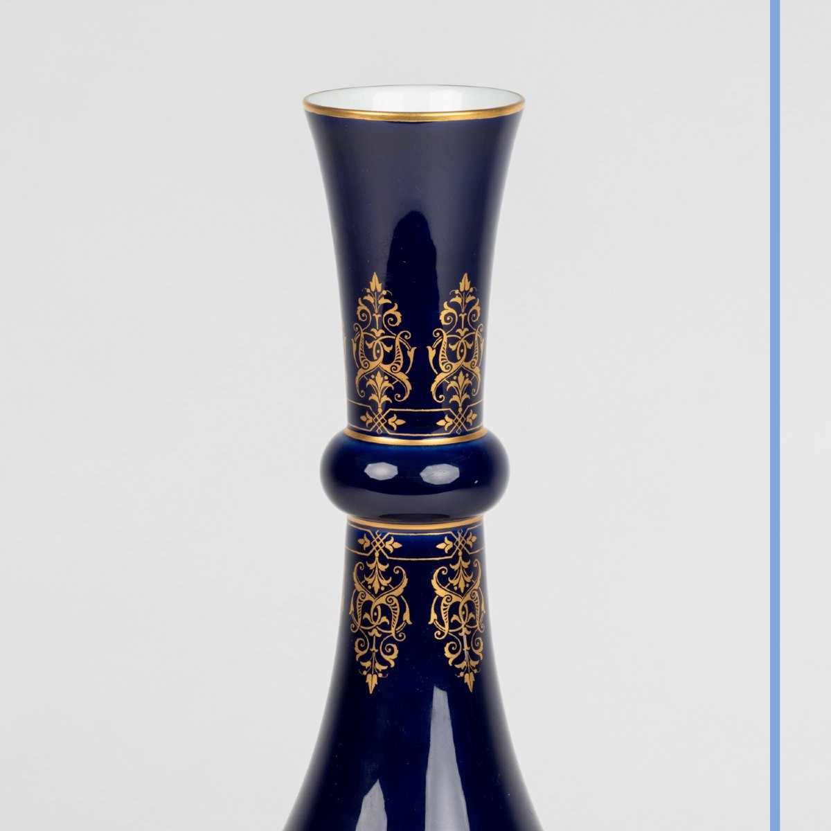 Manufacture de Sèvres, vase en porcelaine bleue et dorée, XIXe-photo-3