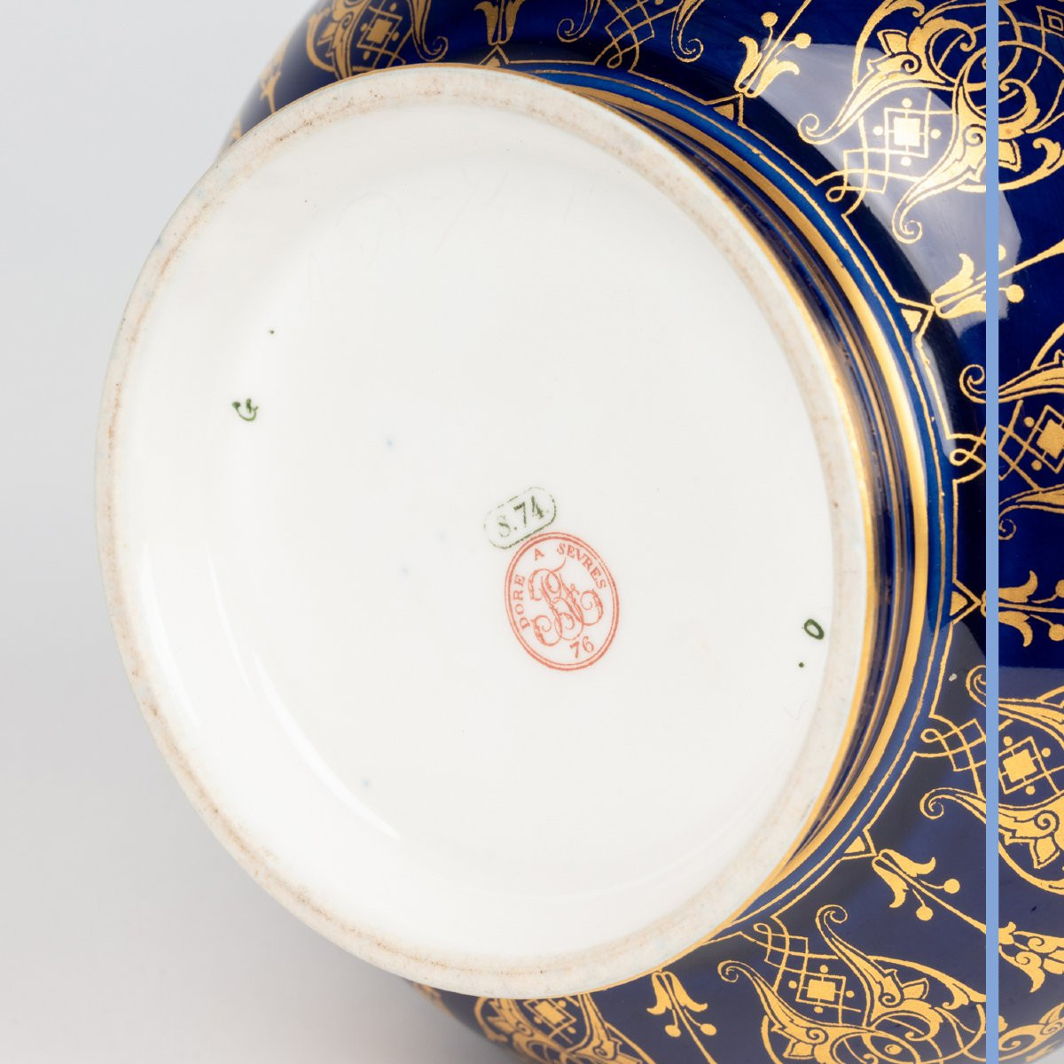Manufacture de Sèvres, vase en porcelaine bleue et dorée, XIXe-photo-3