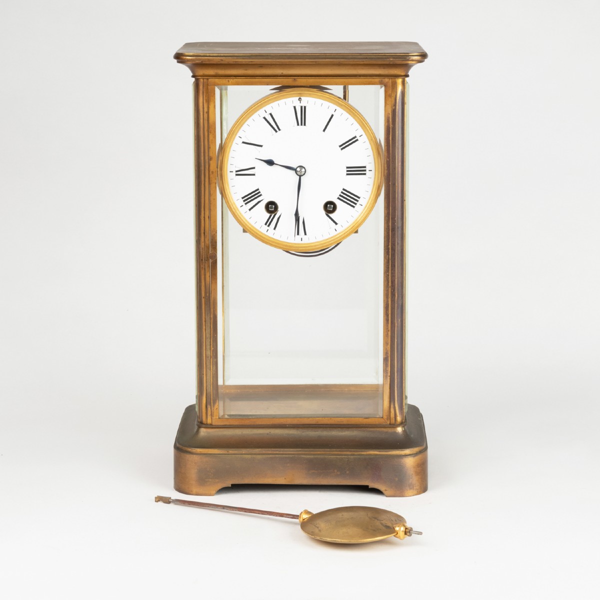 Pendule cage à armature en laiton doré et verre biseauté, XXe