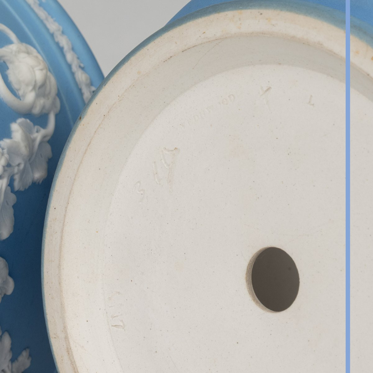 Pair Of Wedgwood Porcelain Planters, 20th Century-photo-5